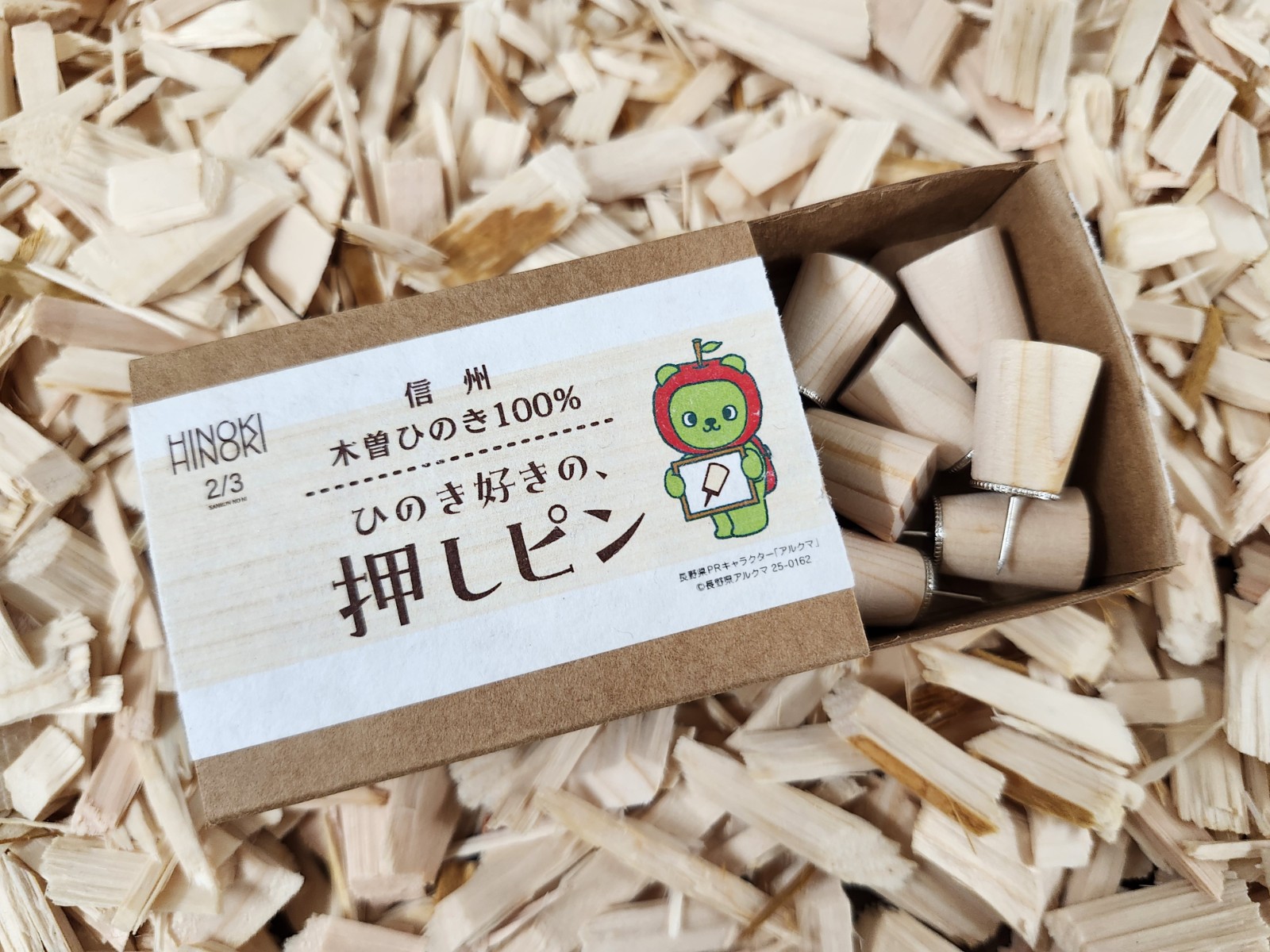 「ひのき好きの、押しピン」のパッケージと、木のかたちの押しピン